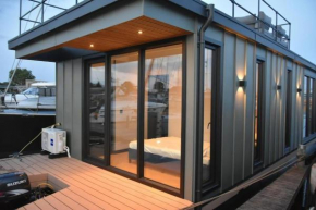 Moderne houseboat op het water!